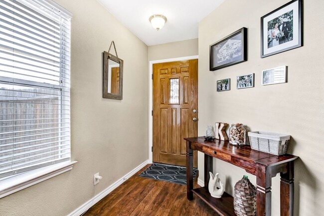 Building Photo - Stunning Open-Concept Home with Modern Amenities and Prime Location