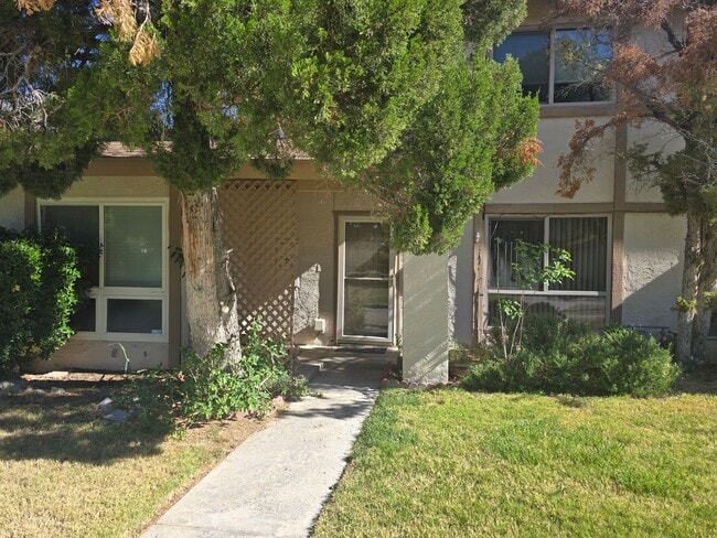 Building Photo - Cozy 2 bed 2 bath