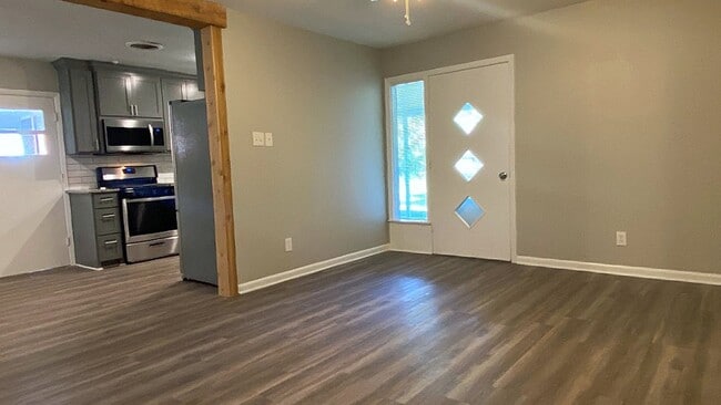 Building Photo - 403 Parkwood Dr