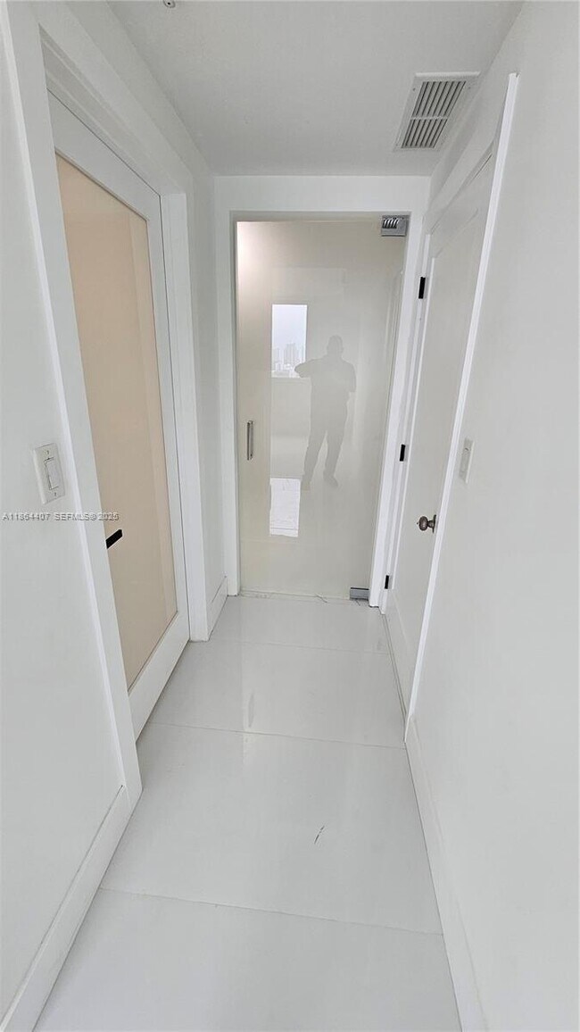 Building Photo - 1861 NW N River Dr