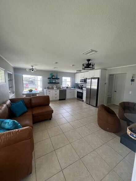 Building Photo - 10192 SW Riverview Cir