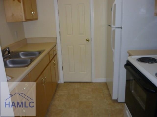 Building Photo - 132 Rolland St