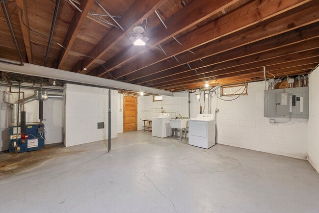 Building Photo - 407 S Hamilton St