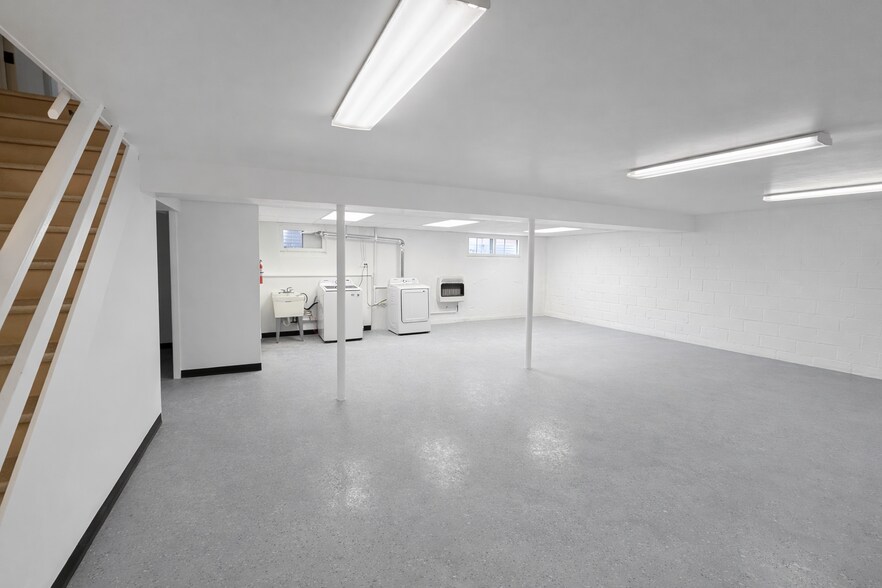 Building Photo - 933 College Ave