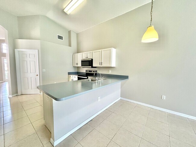 Building Photo - Davenport Gem: 4Bedrooms/ 2Baths pool home!