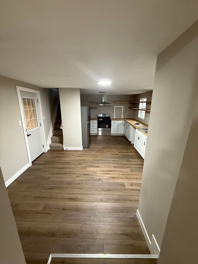 Building Photo - Welcome to this charming 3-bedroom, 2-bath...