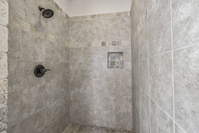 Building Photo - 3 Bed Townhome Minutes from Campus in Quiet Area