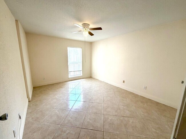Building Photo - 755 Riverside Dr