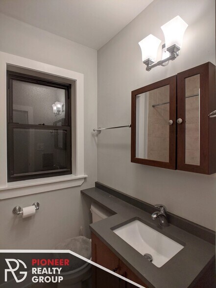 Building Photo - 835 W Wolfram St