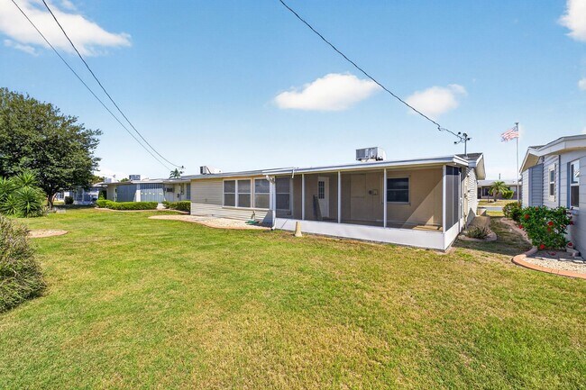 Building Photo - FULLY RENOVATED 2 BEDROOM WITH HUGE BONUS ROOM!