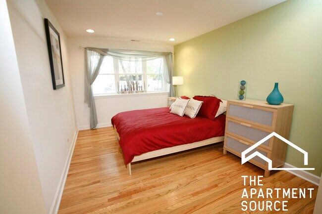 Building Photo - 6954 N Greenview Ave