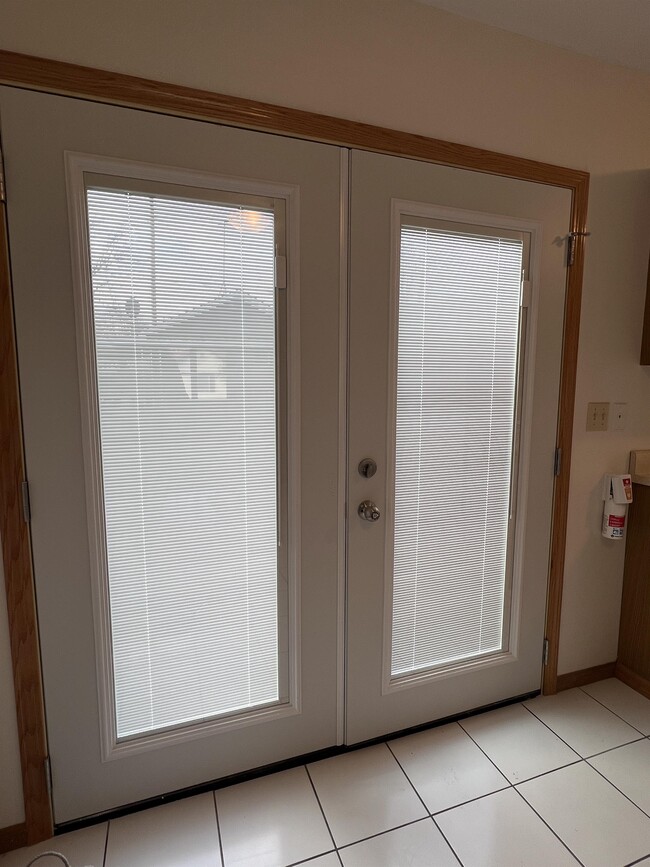 Building Photo - 714 N Forest Ave