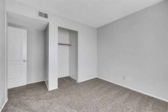 Building Photo - 1520 Hialeah Dr
