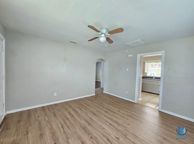 Building Photo - Beautiful 2 Bedrooms 1 Bathroom Home for R...