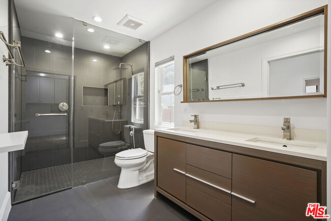 Building Photo - 16544 Park Ln Dr