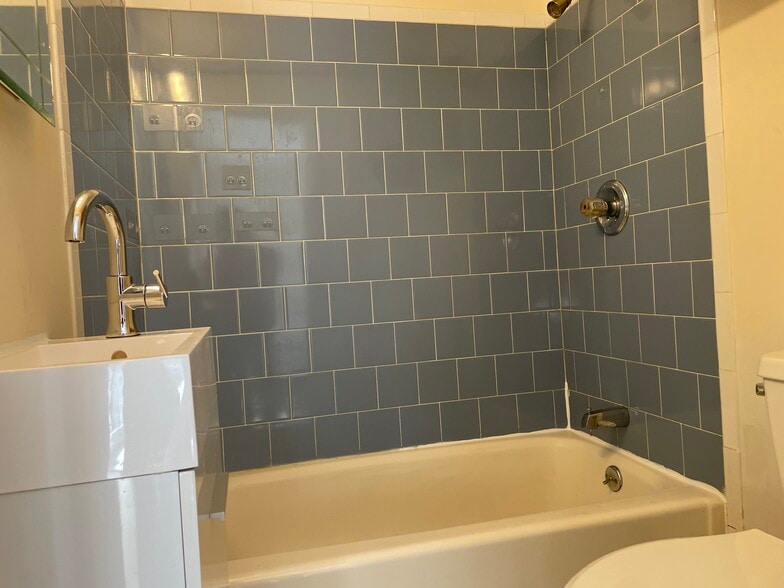 Building Photo - 371 Main St