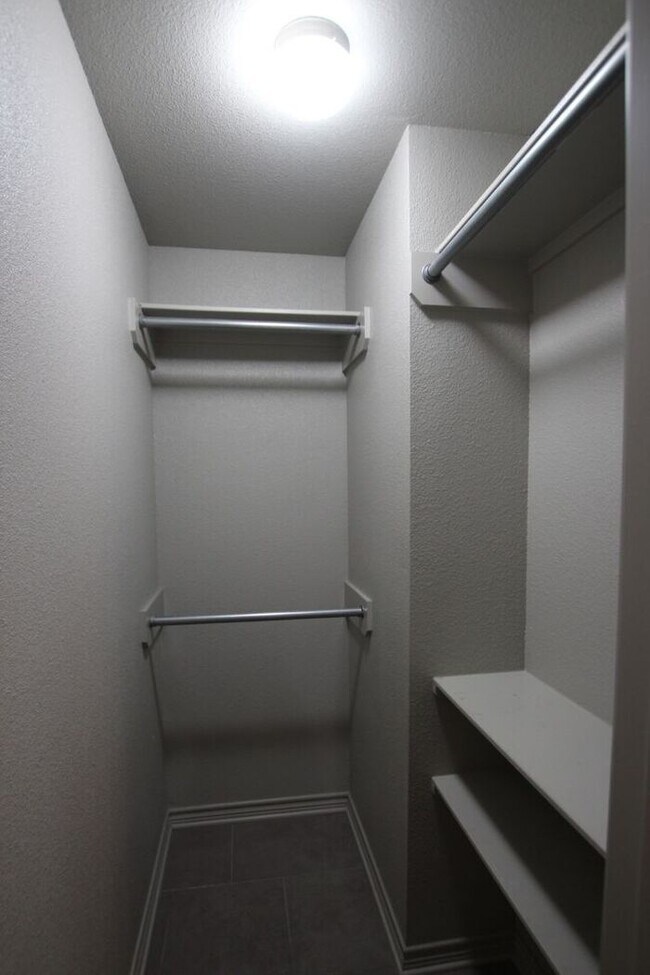 Building Photo - Beautiful 3 Bedroom 2 Bathroom Townhouse in South Tyler!