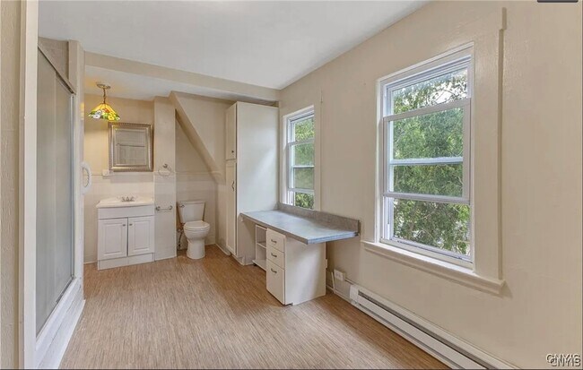 Building Photo - 1607 Burnet Ave