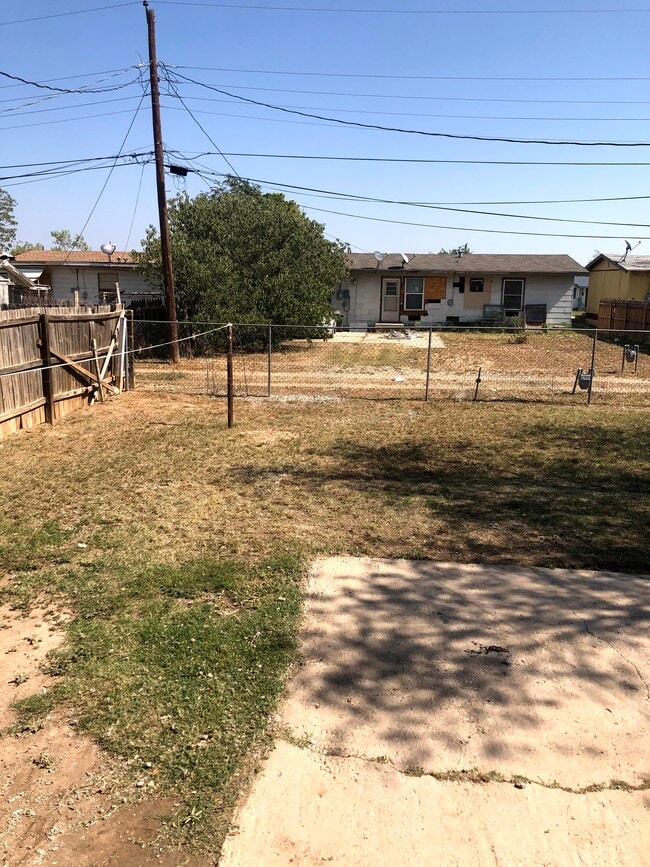 Building Photo - 611 McEwen St