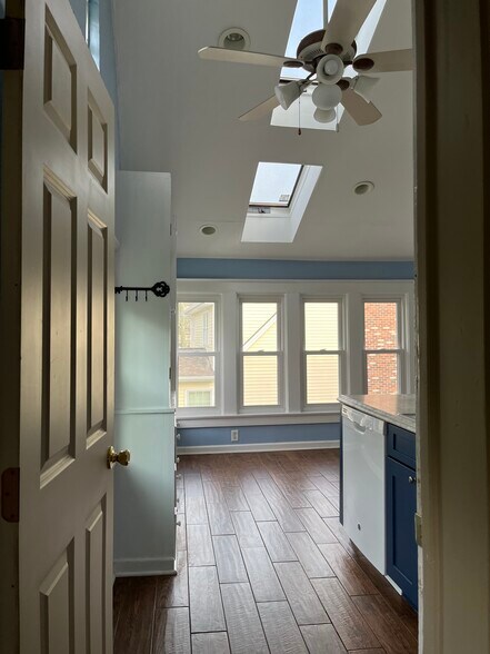 Lots of natural light with vaulted ceilings - 325 S Main St