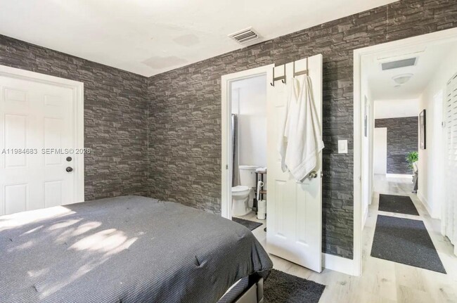 Building Photo - 1200 NW 18th Ct