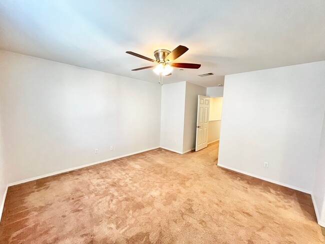 Building Photo - Gorgeous 4B/2BA Condo w/ A/C, W/D & Pool!