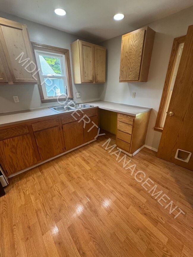 Building Photo - 2 bedroom 1 bathroom w/ additional living ...