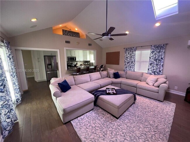 Building Photo - 5068 Beechwood Rd