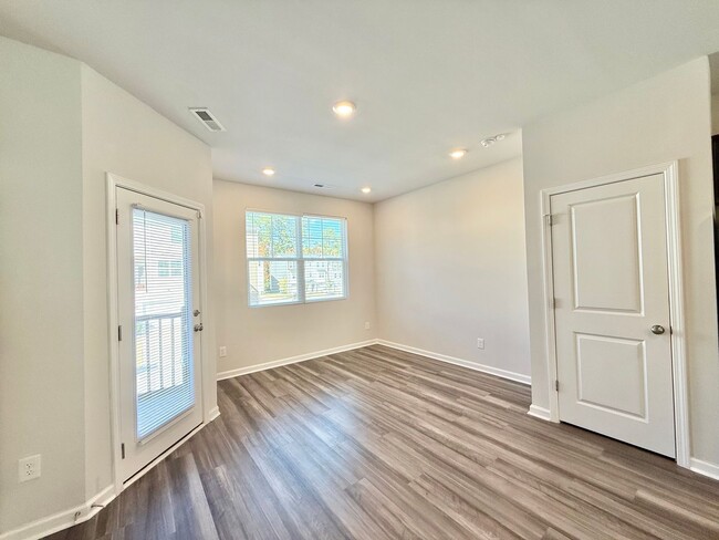 Building Photo - **OFFERING RENT PROMOTION FOR FIRST 6 MONTHS, WAIVED APPLICATION FEES & $200 MOVE IN PROMOTION** ...
