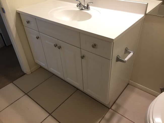 Building Photo - Fully Furnished 1BR/1BA Condo Just 3 Block...