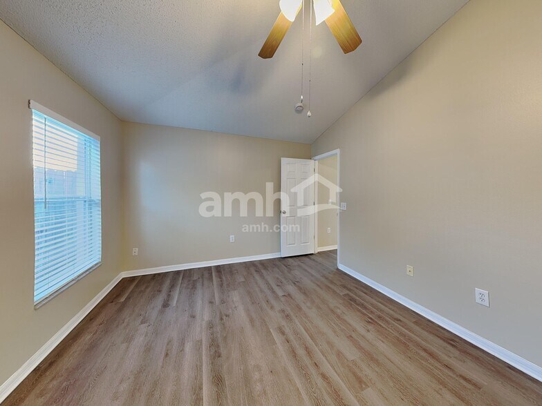 Building Photo - 214 Strada Dr