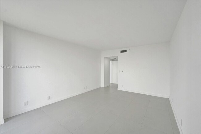 Building Photo - 20281 E Country Club Dr