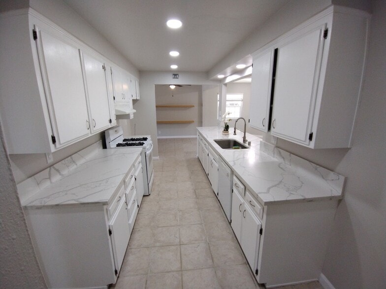 Building Photo - 909 Galopago St