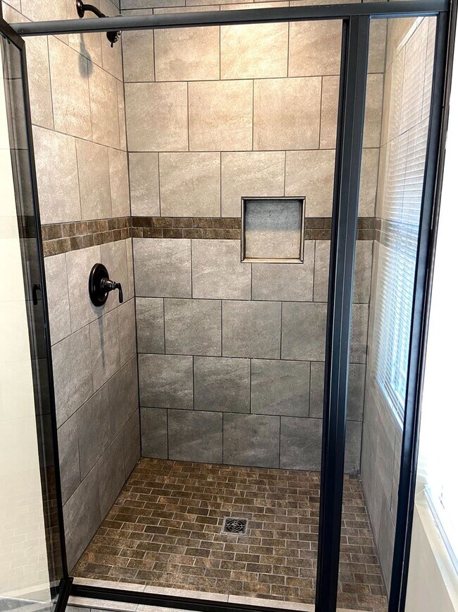 Building Photo - $1,650 - 3Bd, 3Bth, Home