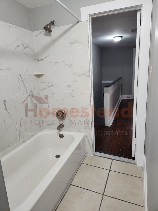Building Photo - 5 BEDROOM HOME FOR RENT IN COLLINGDALE!
