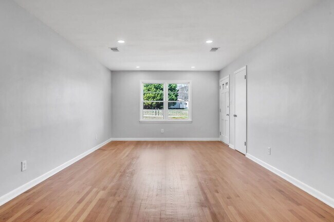 Building Photo - 2BR/1BA Townhome with Granite Countertops & Carport $1400/mo rent