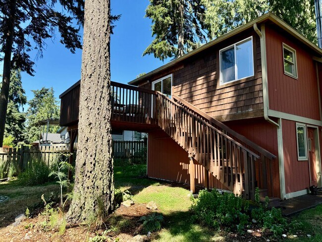 Building Photo - Absolutely Darling INDIANOLA cottage, full...