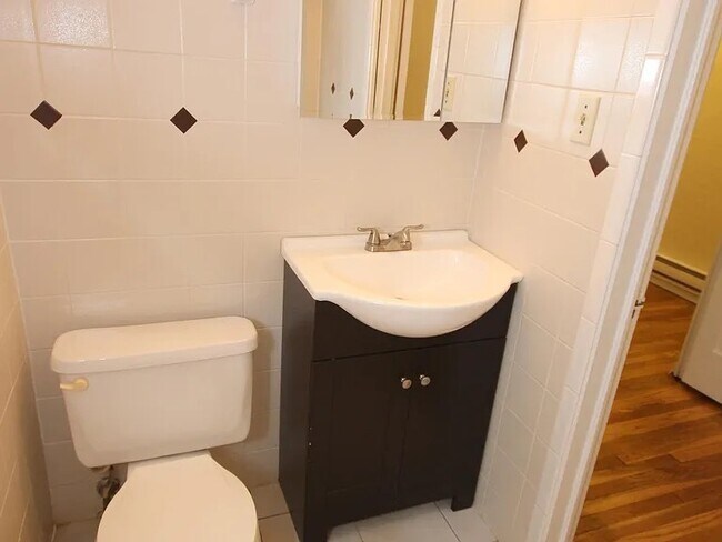 Interior Photo - LONDON TERRACE APARTMENTS -- 014