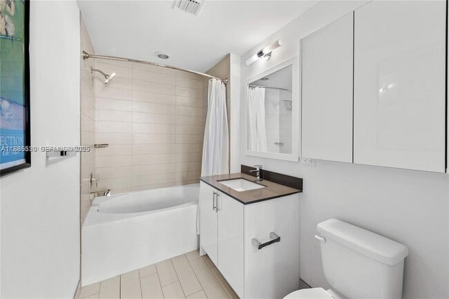 Building Photo - 999 SW 1st Ave