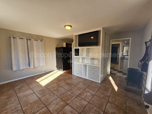 Building Photo - 2810 Sherwin Ave