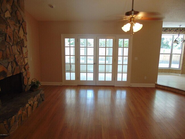 Building Photo - "NEW YEAR'S SPECIAL $500 OFF FIRST FULL MO...