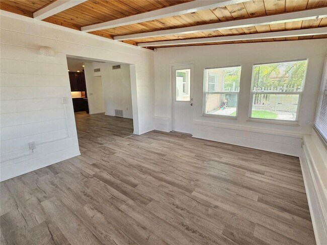 Building Photo - 341 Bayshore Dr