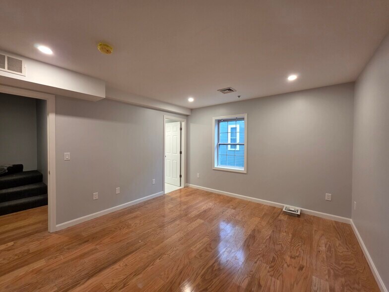 Building Photo - 34 Raymond St