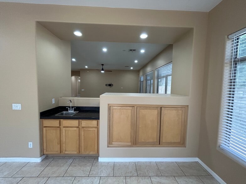 Building Photo - 2041 E Fawn Dr