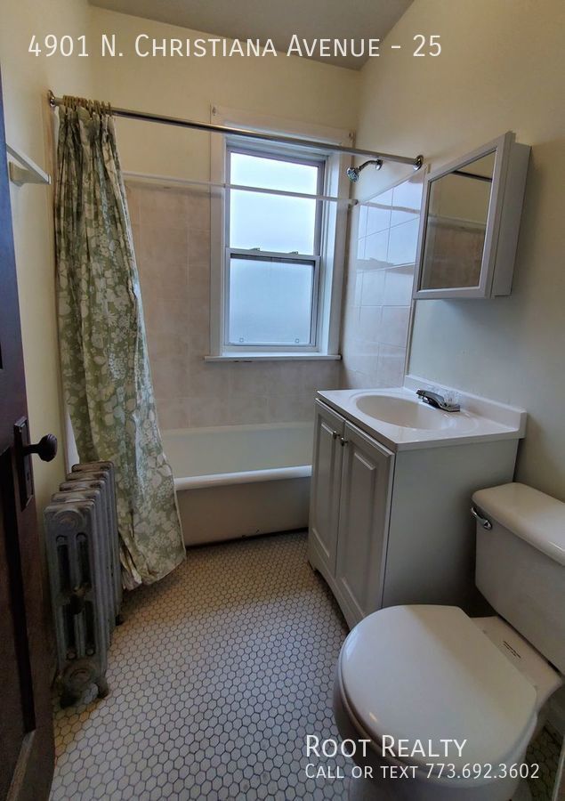Building Photo - East Albany Park - Updated Top-Floor Studi...