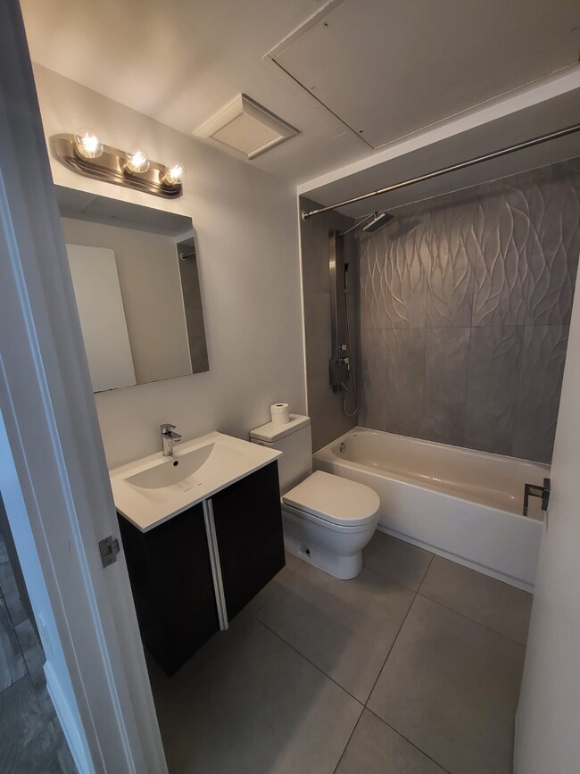 Building Photo - 551 Michigan Ave