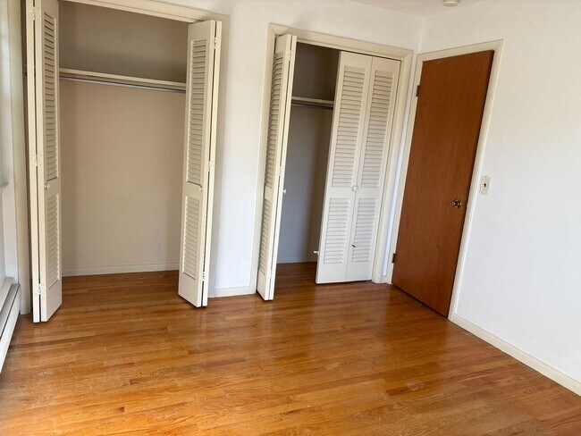 Building Photo - 2 Bedroom 2nd Floor Suburban SD-Parking