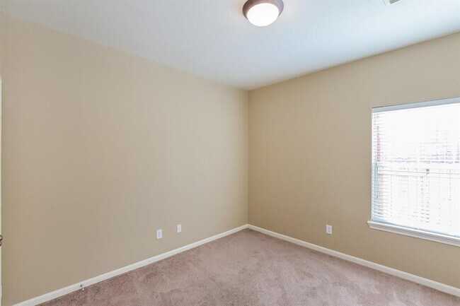 Building Photo - 15910 Flowercroft Ct