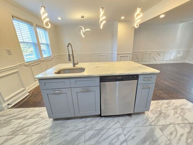 Building Photo - 4 Bedrooms 3 Bathrooms