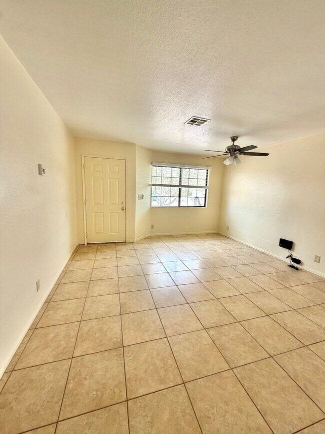 Building Photo - Inviting 3 Bedroom 2 Bathroom Home